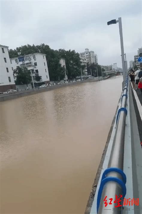 羊城晚报-郑州京广路隧道积水下降