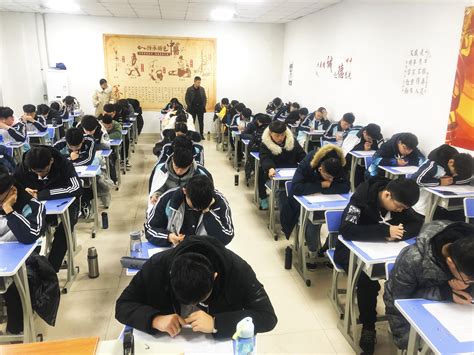 高考首场语文考试结束 南京考生走出考场