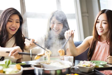 两个小孩在饭厅吃中国菜 笑着笑着姐姐家庭男生青春期兄弟姐妹孩子们食品美食享受外卖高清图片下载-正版图片320166408-摄图网
