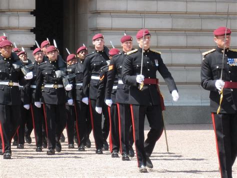 英国白金汉宫皇家卫队换岗，他们头上戴的帽子亮了_腾讯视频