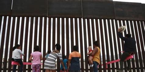 特朗普吹捧边境墙100%阻挡了来自墨西哥的病毒浪潮_凤凰网