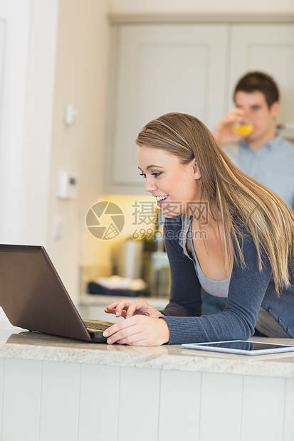 女人通过网络摄像头和男人聊天 喝橙汁高清图片下载-正版图片321757832-摄图网