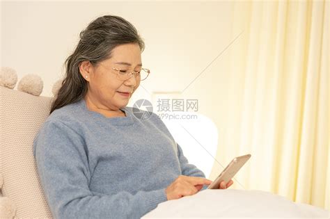 老奶奶躺在床上玩手机高清图片下载-正版图片501568946-摄图网