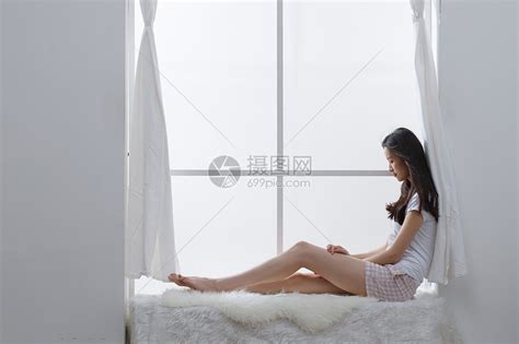 人舒适健康生活方式青年女人坐在窗户旁边高清图片下载-正版图片501939501-摄图网