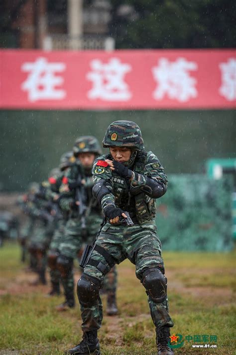 超燃！武警官兵雨中训练迎“八一” - 中国军网