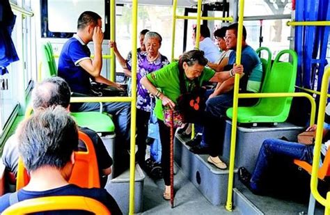 公交车上老人抱着熟睡孩子，蹲在地上保持平衡，全程无人让座