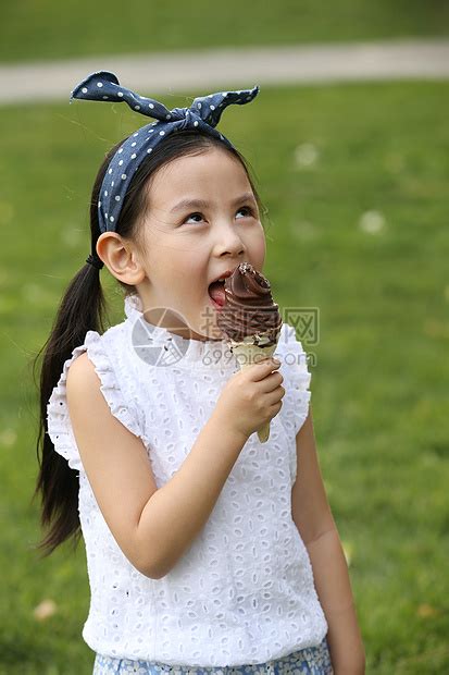 仅儿童玩耍人小女孩吃冰淇淋高清图片下载-正版图片501981615-摄图网