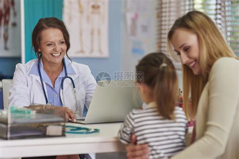 母女俩去看医生看医生不必害怕高清图片下载-正版图片507233326-摄图网