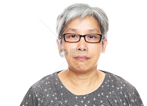亚裔成年妇女老年折叠微笑女性白色退休闲暇灰色女士皱纹高清图片下载-正版图片320709095-摄图网