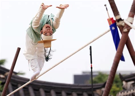 韩国首尔传统杂技艺人表演高空走钢丝
