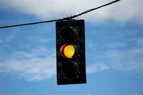 红绿灯路口左转规则-有驾