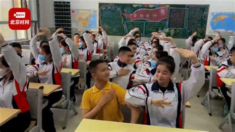 被新疆学生的课间操惊艳到了 网友：颜值天花板！_腾讯视频