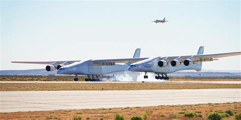 世界最大飞机首次亮相 翼展达117米 比足球场还长_航空要闻_资讯_航空圈