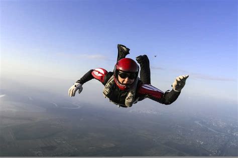 田野上空的跳伞运动爱好者图片-跳伞的运动员素材-高清图片-摄影照片-寻图免费打包下载
