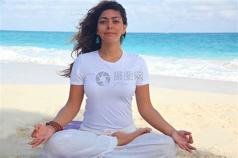女性在海滩天堂岛拿骚巴哈马做瑜伽高清图片下载-正版图片501437558-摄图网