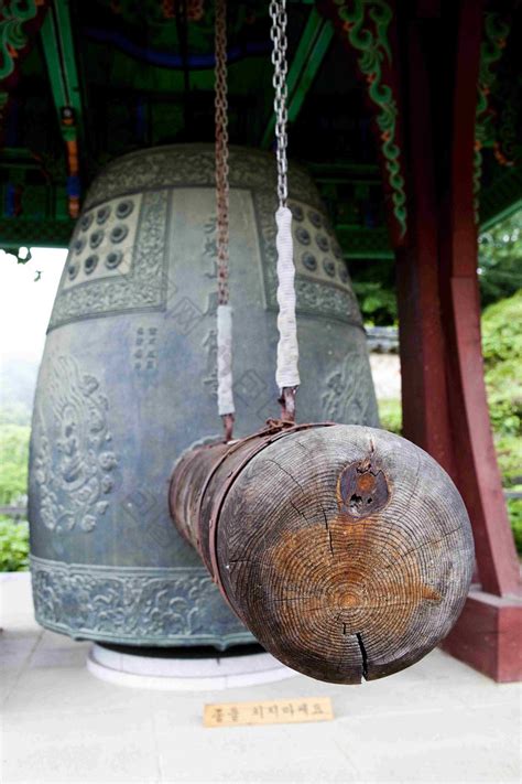 佛教寺庙撞钟柱特写细节图片-包图网