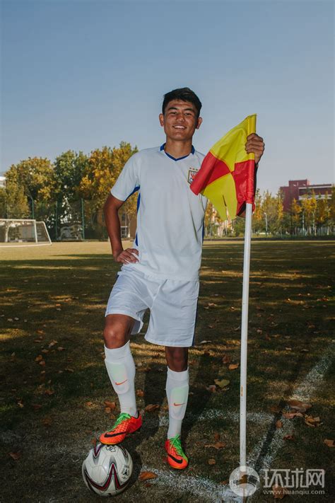 新疆足球小将的日常训练 他们会成为未来的球星吗？