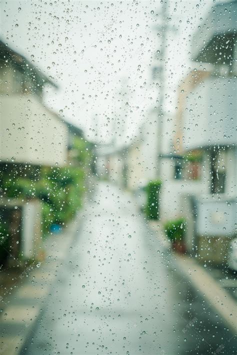 透过窗户看的雨中街道摄影图高清摄影大图-千库网