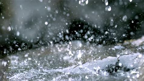 下雨拍打水珠高清实拍视频素材_腾讯视频