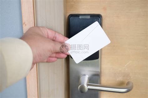 男子手使用钥匙卡开关打开酒店房间门持磁卡用于门禁控制扫描钥匙卡以高清图片下载-正版图片504546022-摄图网