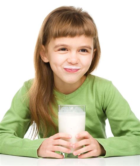 白色背景下拿着一杯牛奶的孩子图片-小孩展示了一杯满是牛奶的杯子素材-高清图片-摄影照片-寻图免费打包下载