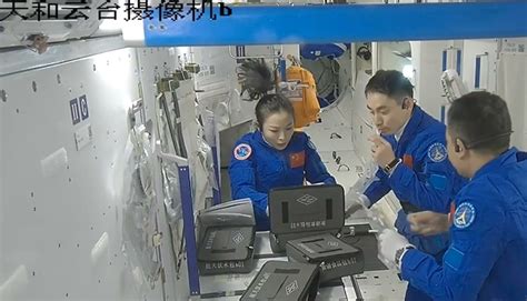 宇航员在太空中喝水 瞬间被水团包围差点淹死_凤凰网视频_凤凰网