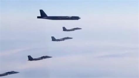美军战略轰炸机再次飞越地区多国上空_凤凰网视频_凤凰网
