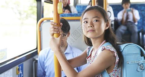 女孩坐公交车不让座被人们指责，当她下车时，周围人们不淡定了__财经头条