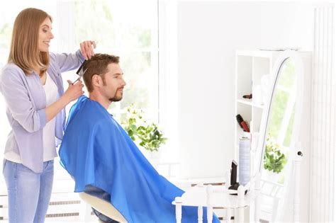 理发师在练习理发技巧高清图片下载-正版图片502134454-摄图网
