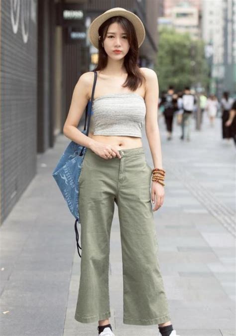 长相甜美女生街拍头像
