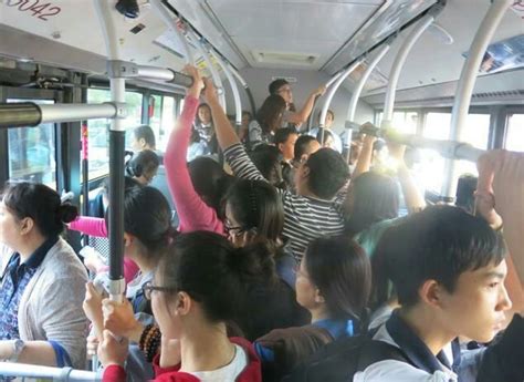 公交车上的女生高清图片下载_红动中国