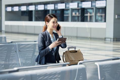 在机场打电话的商务女性高清图片下载-正版图片507513963-摄图网