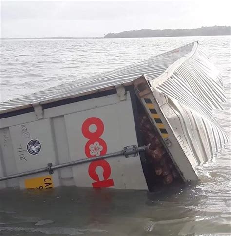 突发！又一艘船遭遇风暴，18个集装箱落水！-丰年国际物流