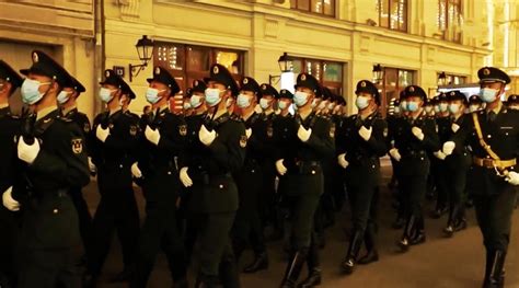 解放军仪仗队高唱《喀秋莎》，歌声响彻莫斯科街头！_新浪新闻