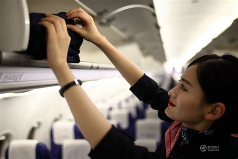 空姐背行动不便女乘客下飞机 获网友点赞-新闻中心-南海网