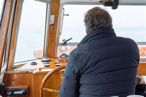 船长驾驶一辆老木船后方视线红高清图片下载-正版图片506602647-摄图网