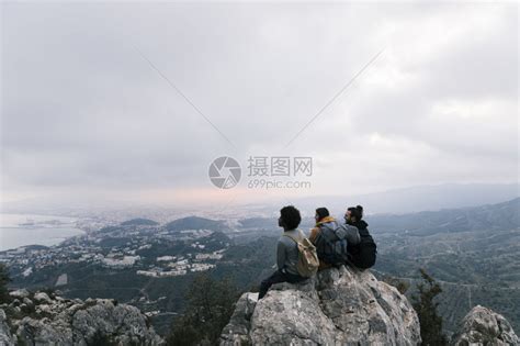 山顶上的女登山者图片-徒步旅行的女登山者在山顶上素材-高清图片-摄影照片-寻图免费打包下载