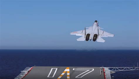 超燃！山东舰最新演练画面震撼来袭歼15滑跃起飞在空中进行加油_腾讯视频