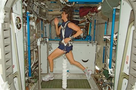 为什么航天员在太空要每天锻炼身体--中国数字科技馆