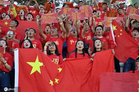 大批中国球迷入场瞬间变成红色海洋！高举横幅气势如虹为国足助威