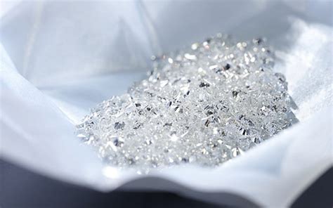 『珠宝』全球一周：塞拉利昂发现一颗706ct钻石原石，全球第十大钻石；GIA 在一份钻石厘石样品中发现101颗合成钻石 | iDaily Jewelry · 每日珠宝杂志