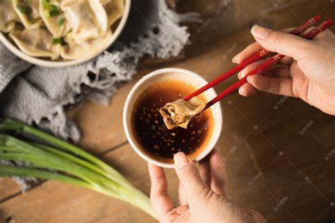 筷子夹起水饺蘸醋特写高清图片下载-正版图片506951849-摄图网