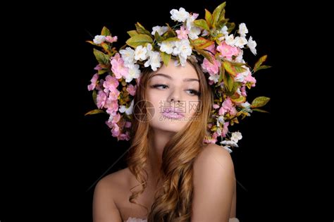 成人完美的有着一朵春花的Ypung美女孤立在黑色的鲜花上美丽高清图片下载-正版图片307916263-摄图网