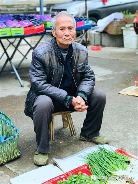 7旬老人在路边卖野菜，种类齐全数量不多卖完就走