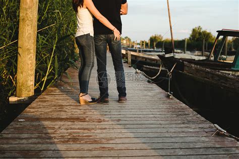 一对情侣在桥上从背后牵手高清图片下载-正版图片304881662-摄图网