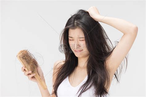 女性梳头掉发烦恼高清图片下载-正版图片501713647-摄图网