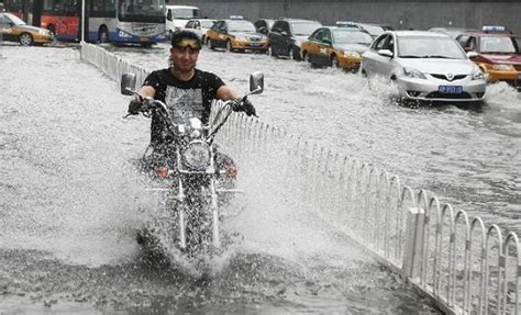 北京降近40年最大强暴雨 3人死亡近百学生被困|北京暴雨|极端天气|自然灾害_新浪新闻