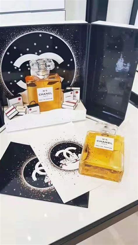 圣诞礼物最受瞩目的Chanel香奈儿圣诞限量版香水100ML 礼盒，1350元 - 精挑细选•尽物集