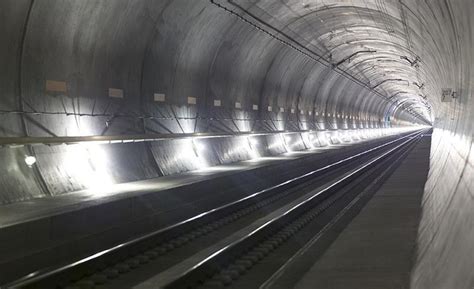 模型赏析丨中国高铁“复兴号”穿过山洞隧道的一瞬间-搜狐大视野-搜狐新闻