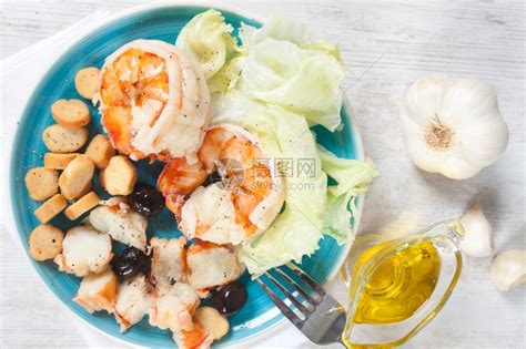 一种美味虾沙拉在蓝色盘子上甘巴斯食物高清图片下载-正版图片307551609-摄图网